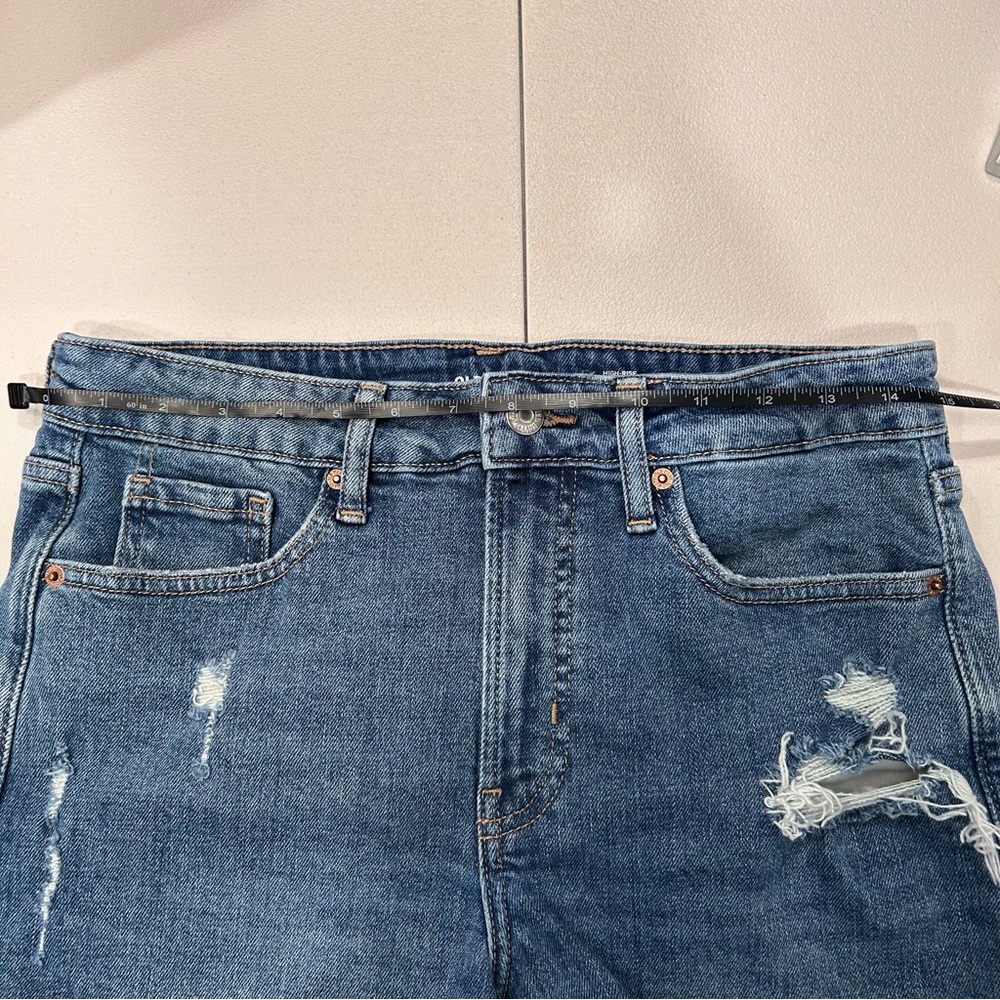 Old Navy Women’s Medium Wash Distressed Rolled Hem
Hi-Rise Denim Shorts Size 8 - Picture 5 of 7